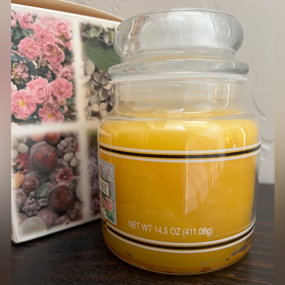 Yankee Christmas Cookie 14.5 oz Candle - Picture 2 of 5